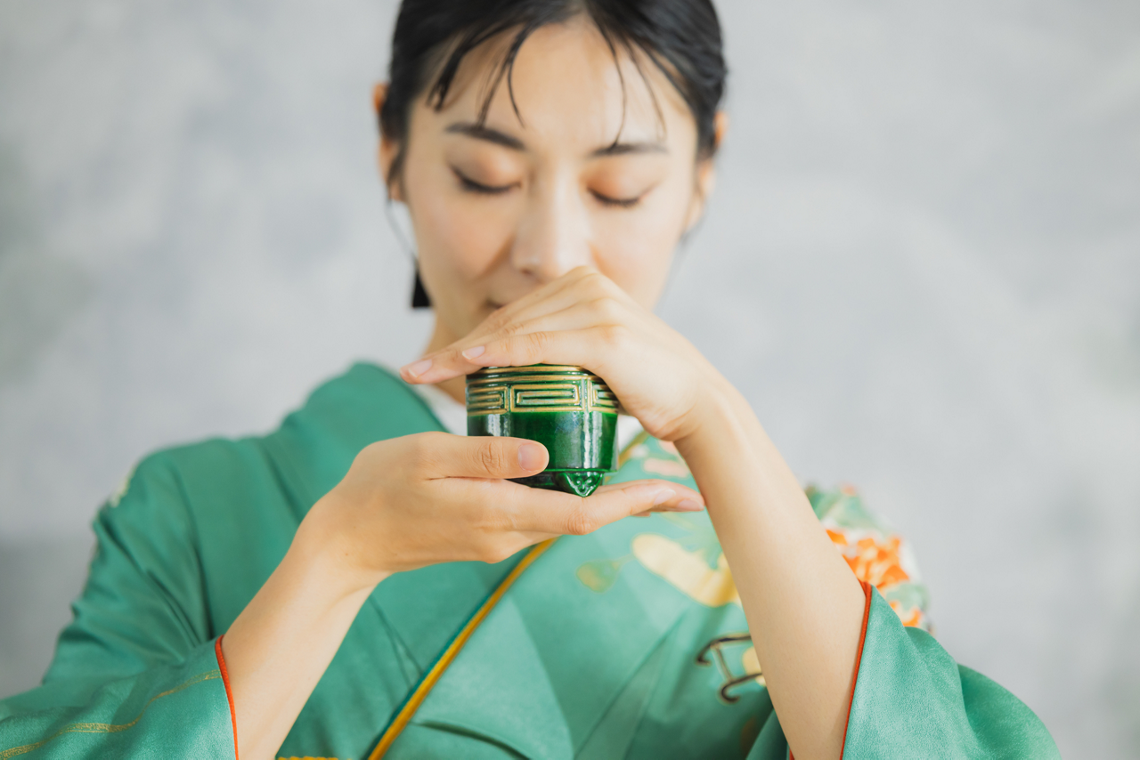 日本においても、室町時代に香道が誕生するなど、古くから香りは親しまれてきましたが、医療的な活用はなかったと考えられています。アロマセラピーが日本で認知されたのは近年です。香道のイメージ画像
