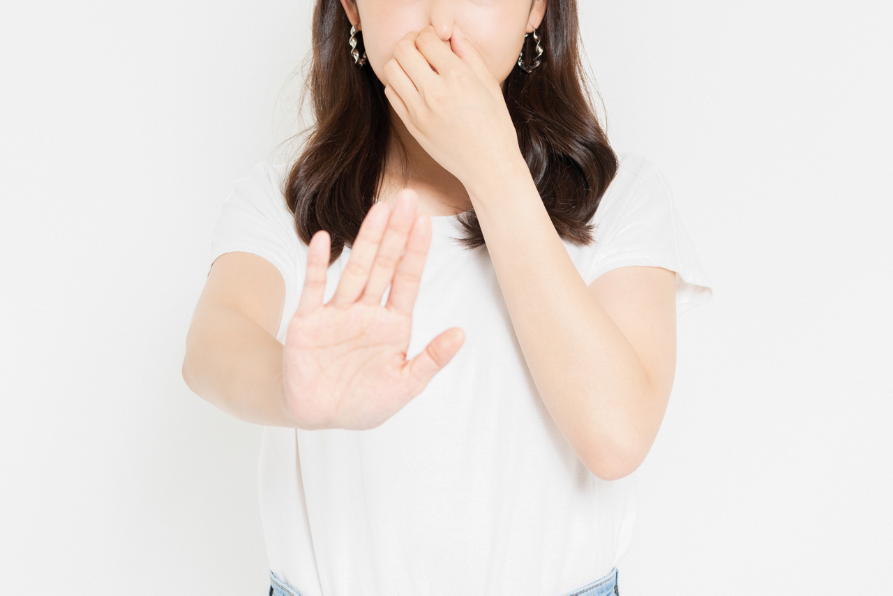 アロマテラピーに際して、アレルギーなどの副作用にも要注意。鼻をつまんで拒否する女性のイメージ画像
