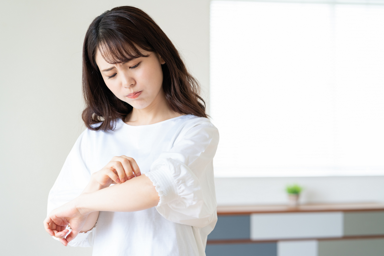 乾燥肌を招く生活習慣チェック。乾燥肌を見て困っている女性のイメージ写真