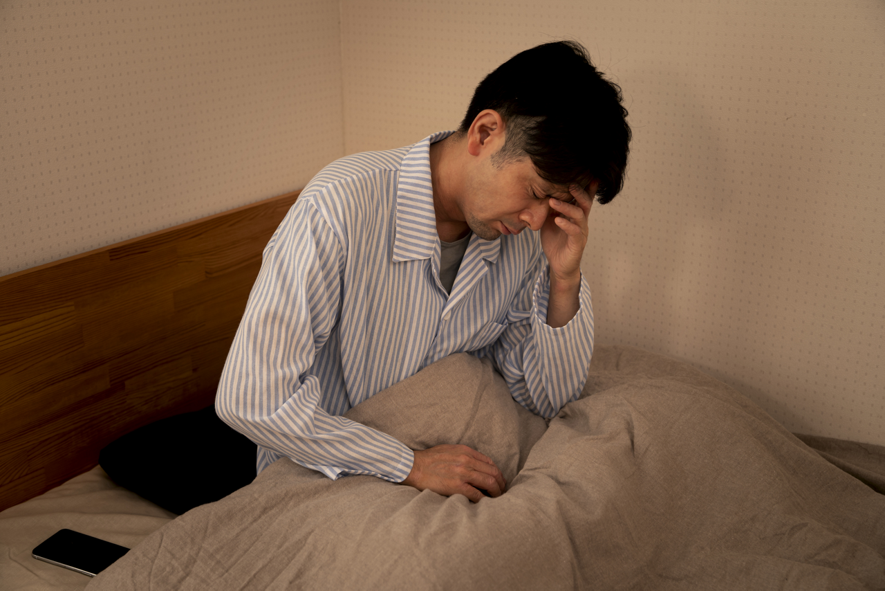自律神経失調症 症状チェック。自律神経失調症に悩む男性のイメージ写真