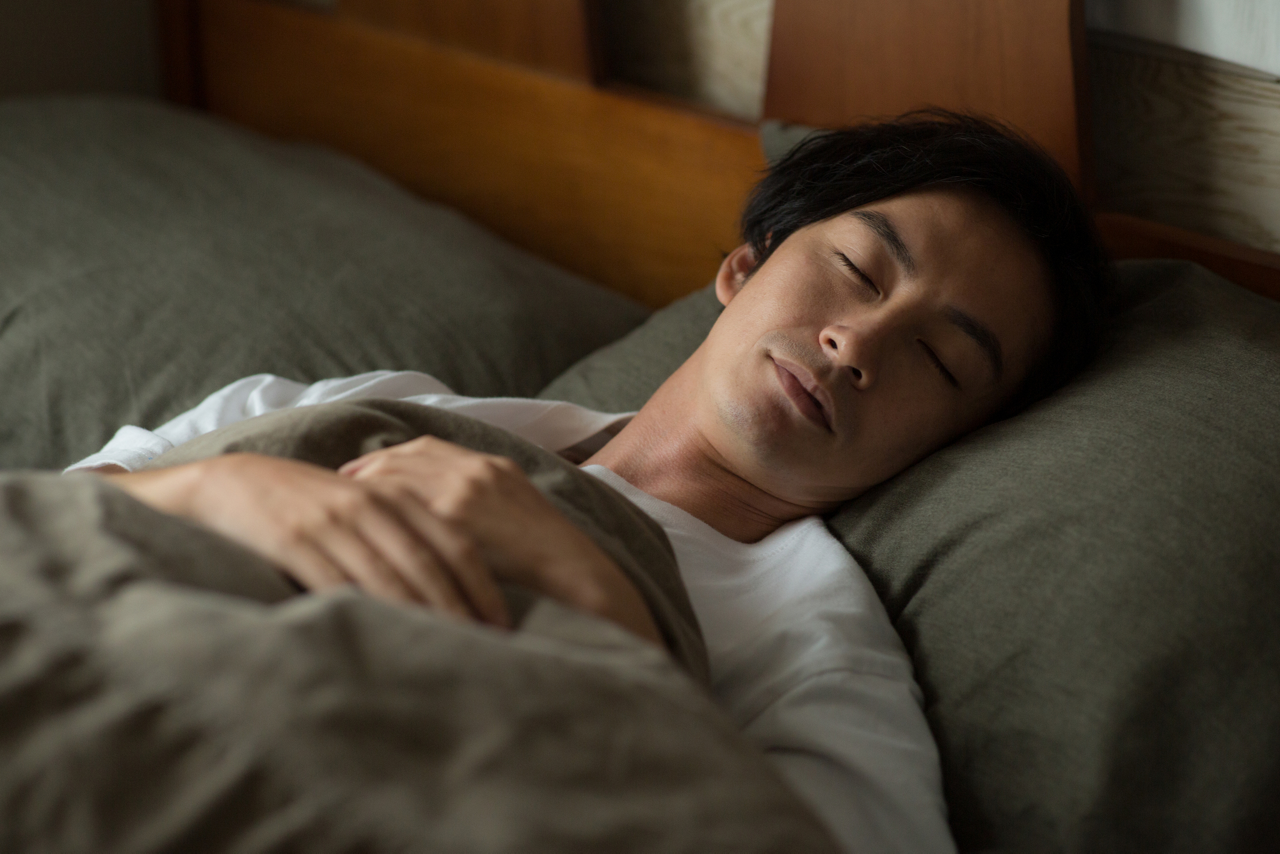 睡眠の主な役割は、日中にたまった疲労を回復させることです