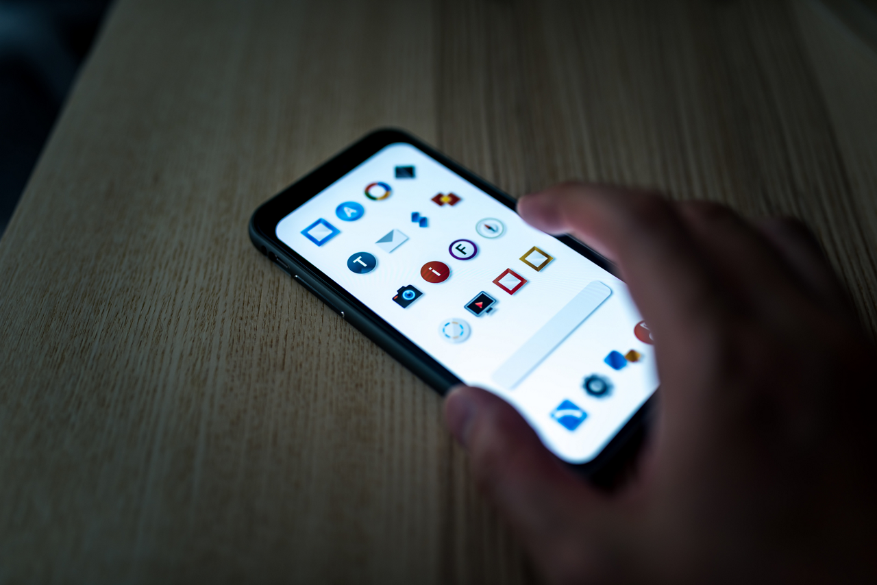 スマホなどから出る強い光は、メラトニンの分泌や寝つきを阻害し、深部体温のリズムにも影響します。