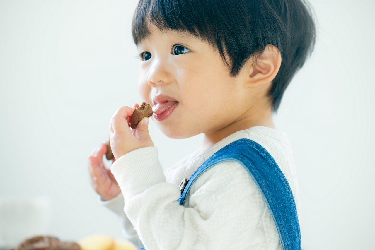 子どもを虫歯にしないために、お菓子は「食べさせない」ではなく「メリハリ」をつけて