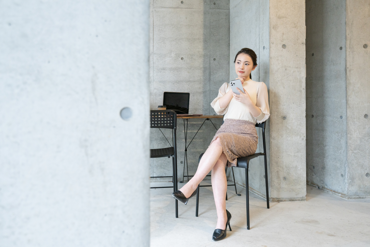 足を組む女性のイメージ写真