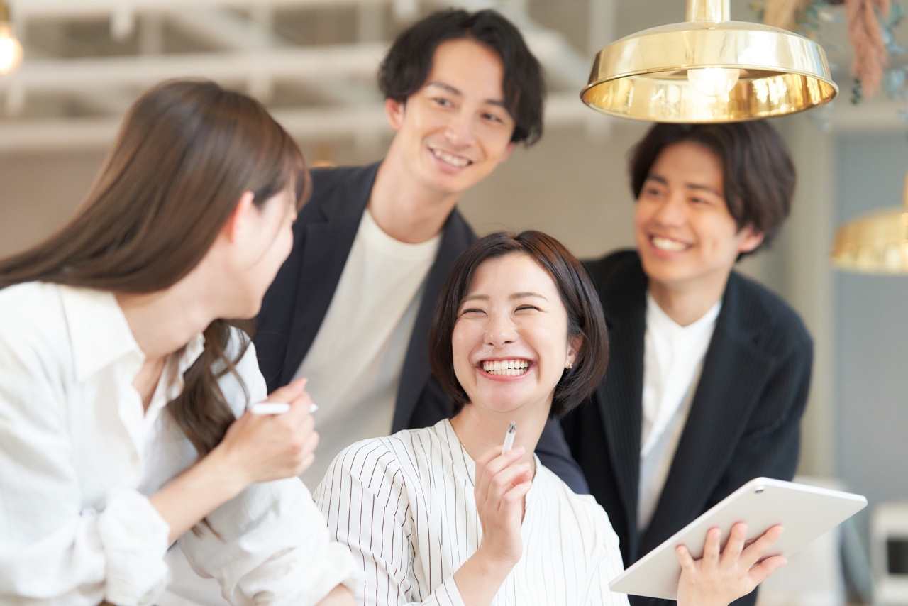 SNSを活用して社内などで頭痛もちの人たちが集まるグループをつくり、自ら頭痛に関する情報を発信していくイメージ写真。