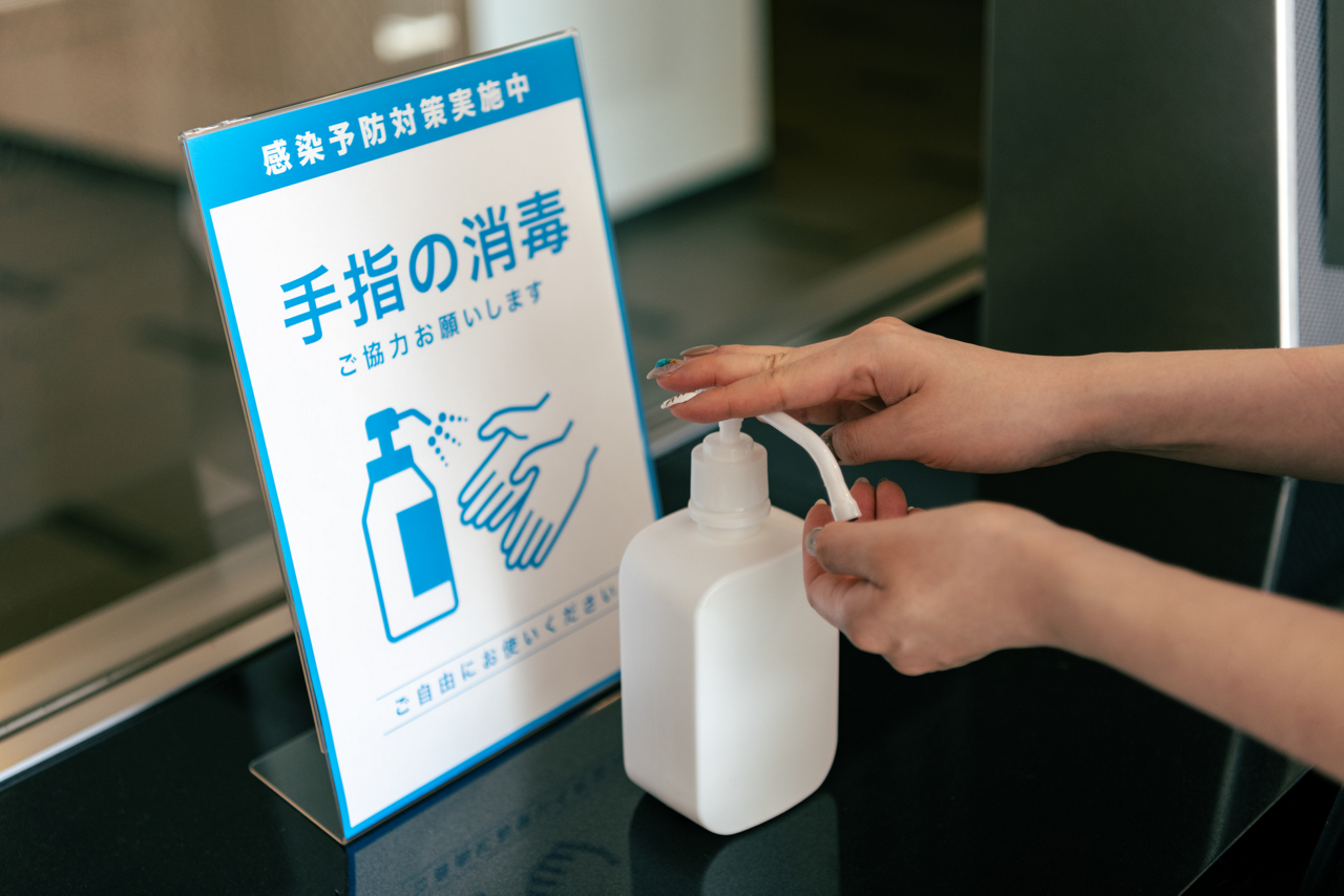 手指を消毒するイメージ写真