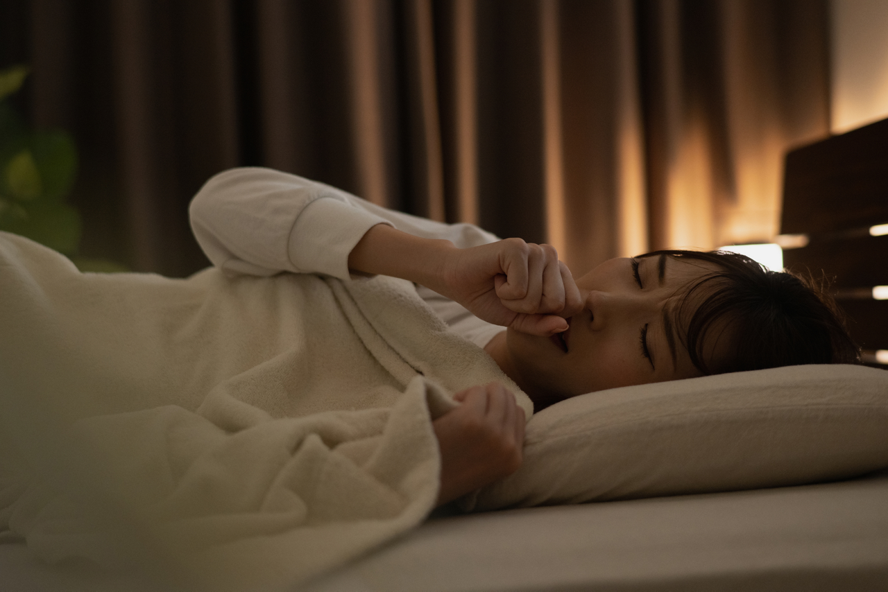 夜、咳（せき）がつらくなるのはなぜ？ 咳を楽にして眠る方法は？のイメージ写真