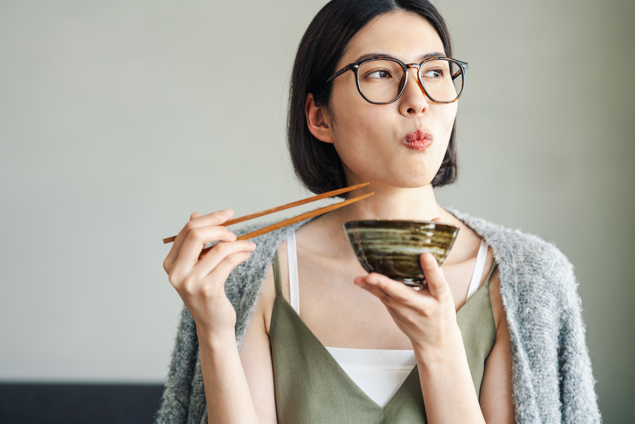 よく噛んで食べる人のイメージ画像
