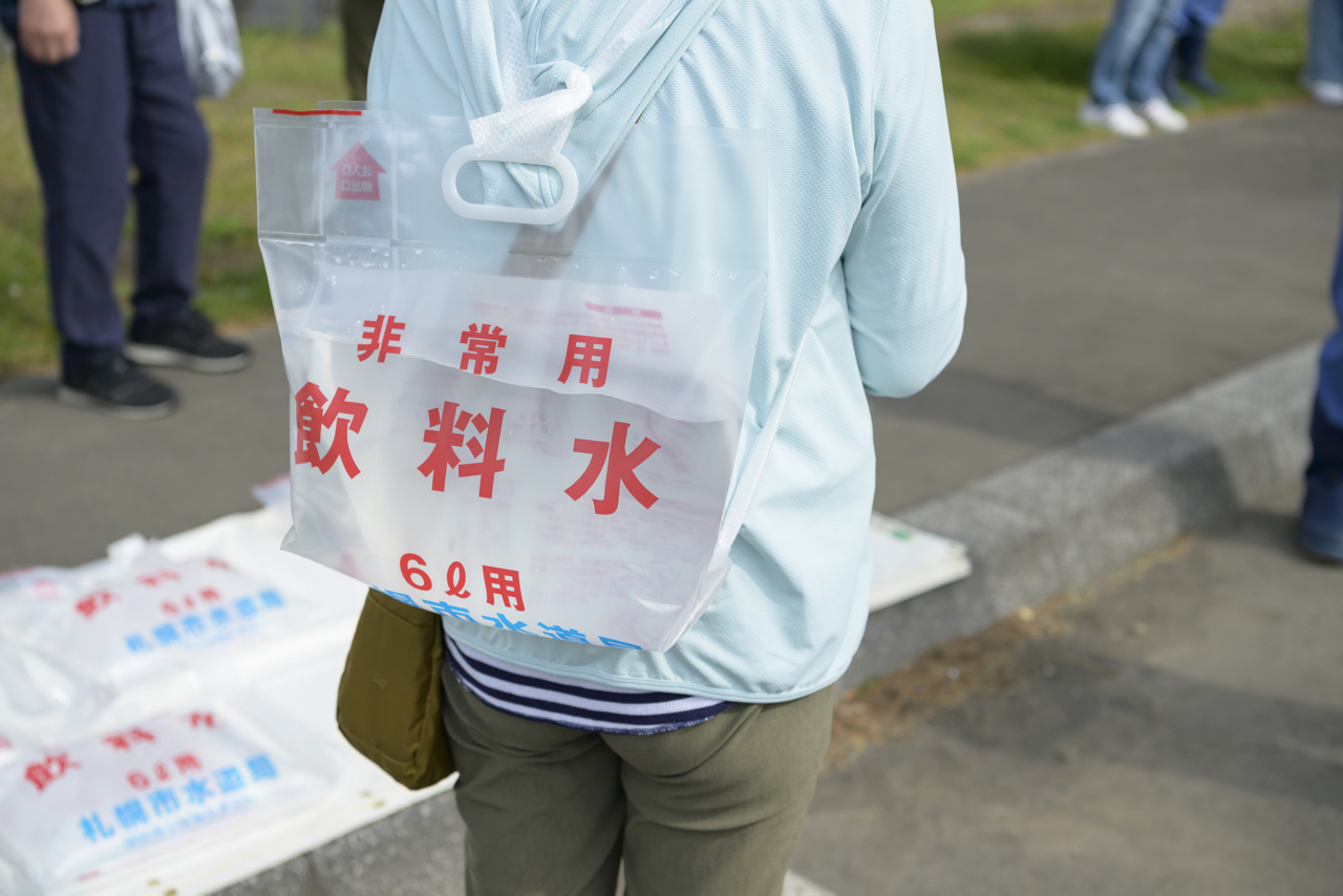 非常用飲料水を背負うイメージ画像