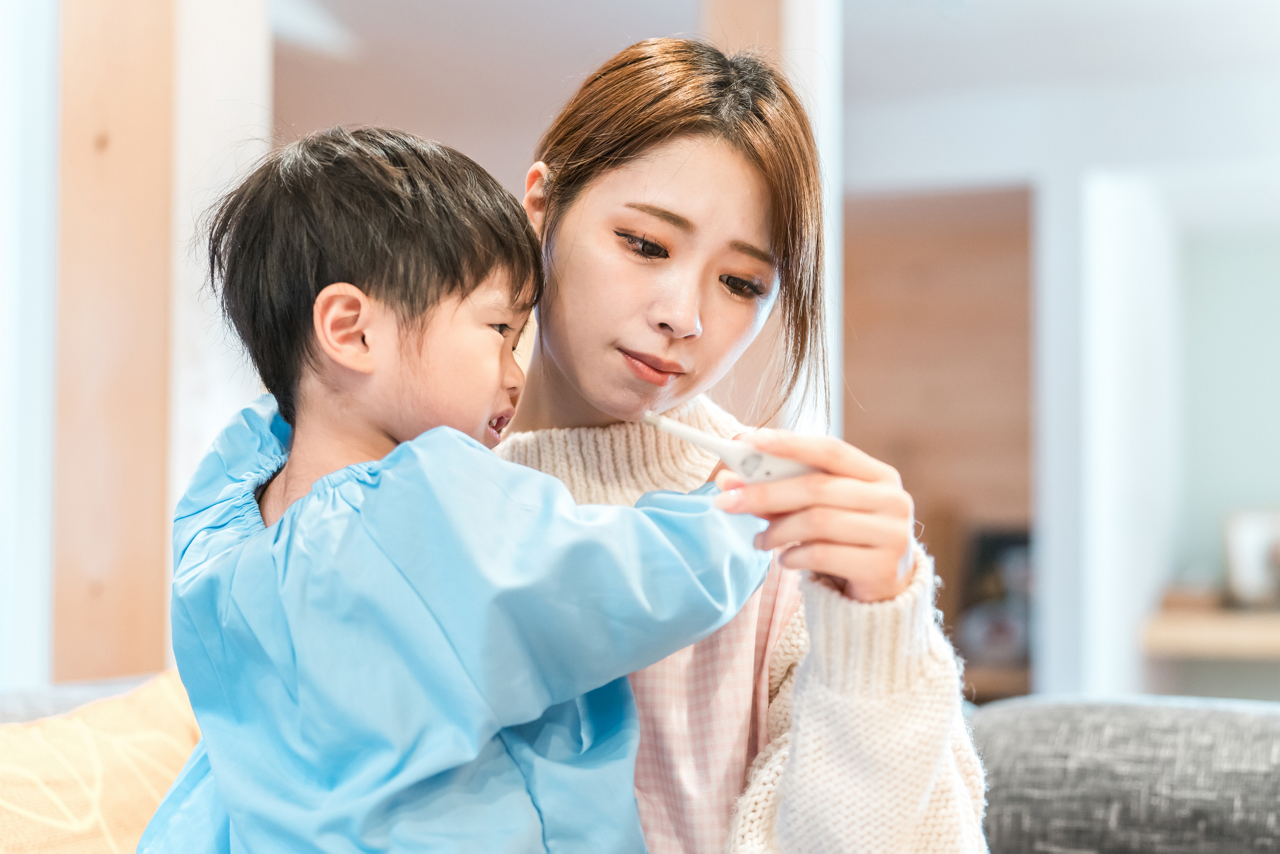 子どもの熱を確認するイメージ写真