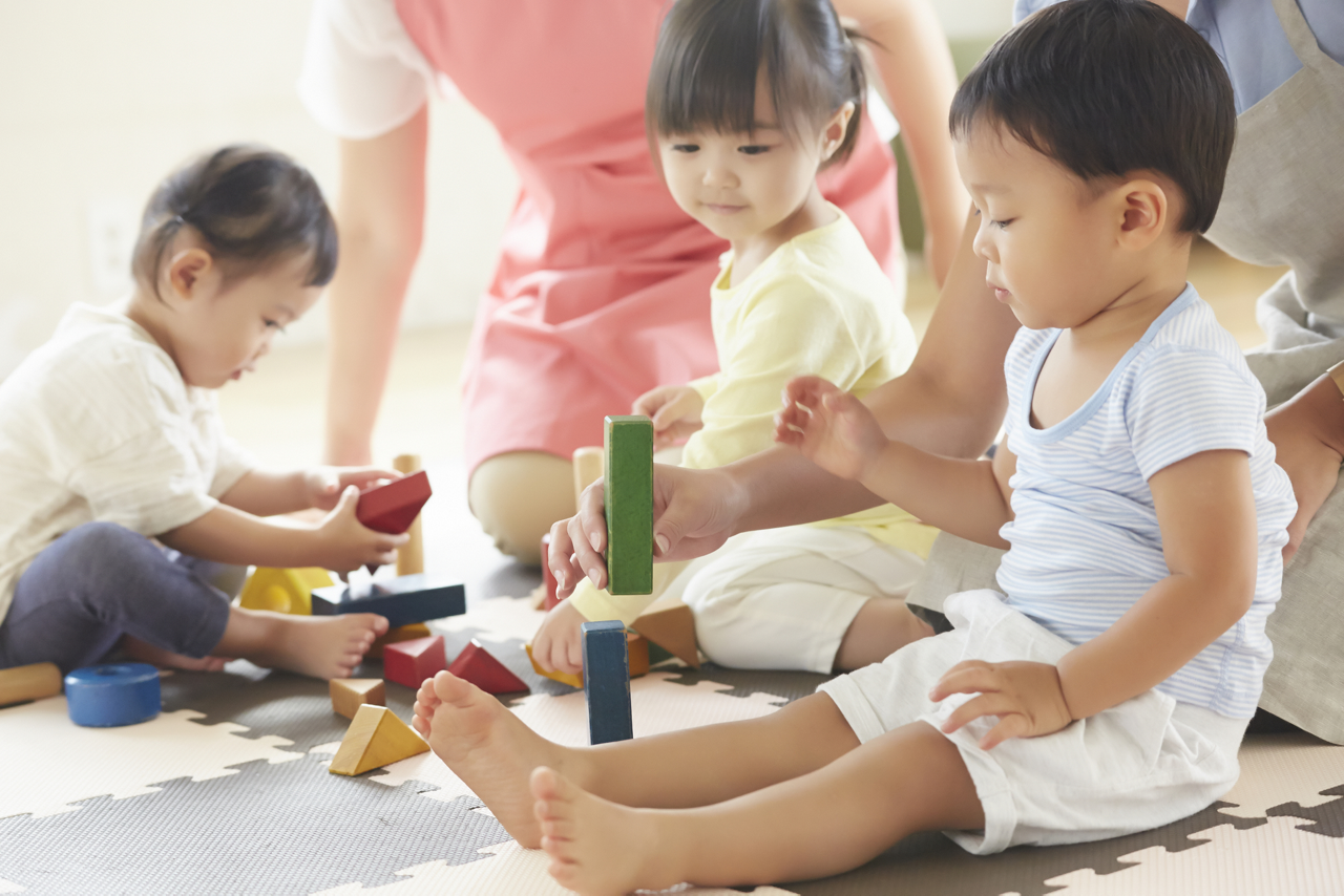 保育園で遊ぶ子どものイメージ画像