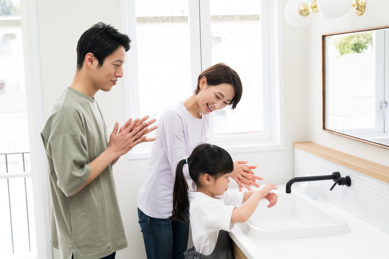 保育園から家庭に感染症を持ち込まないために、帰宅後すぐに手洗い・うがい・鼻うがいをするイメージ図