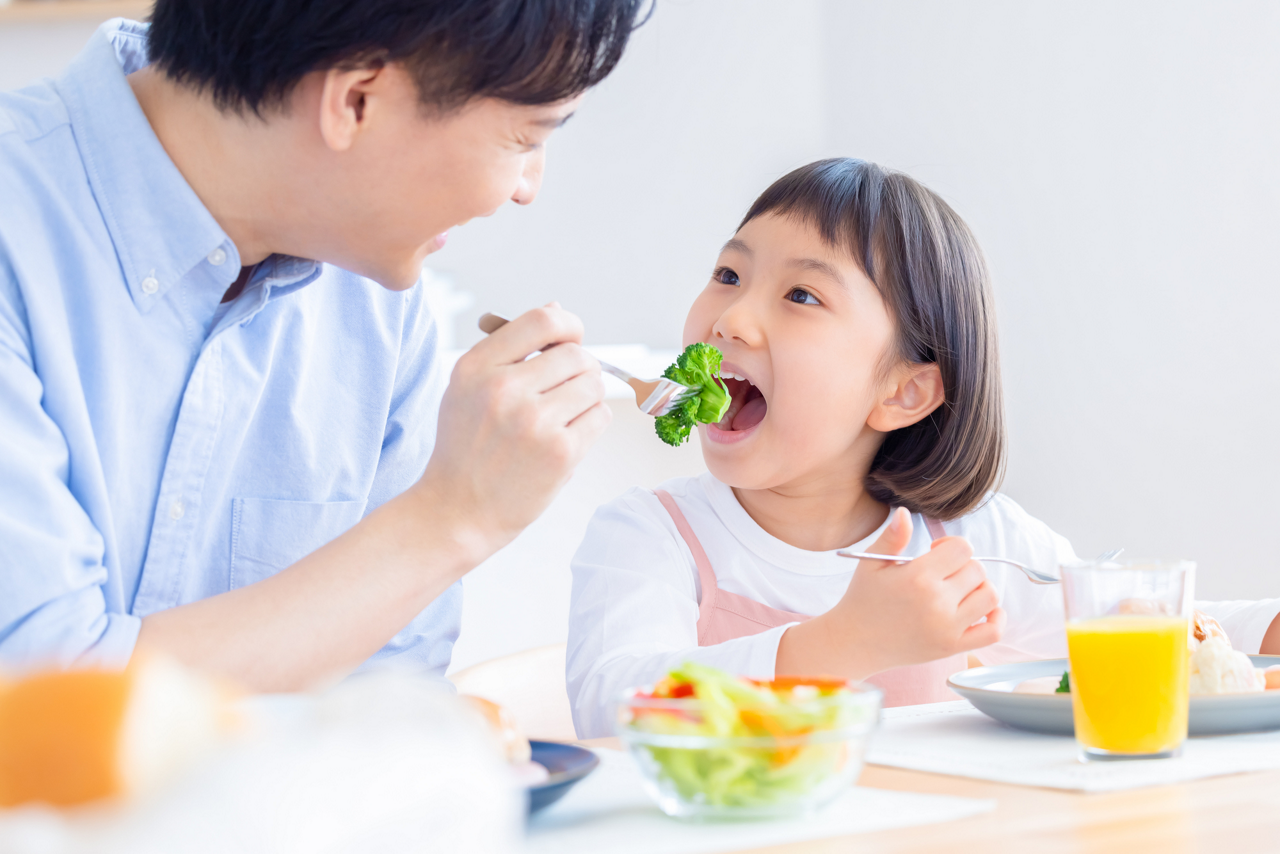 朝食を食べる親子のイメージ画像