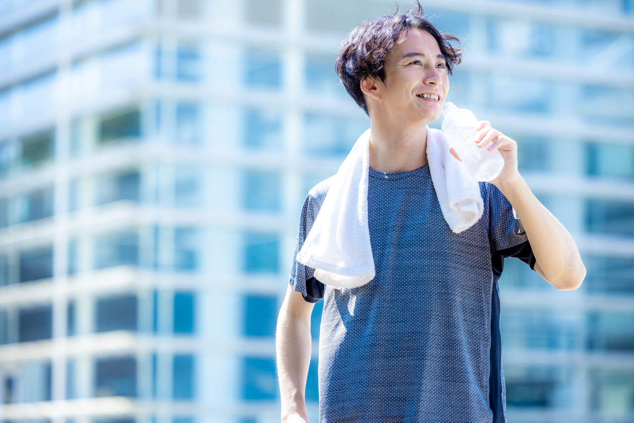 運動後に水分補給をする男性のイメージ画像