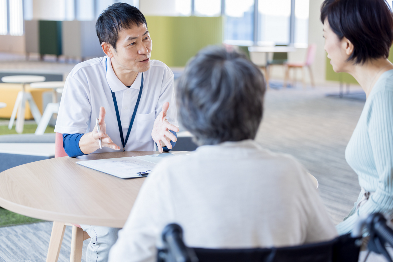 地域包括支援センターで専門職につなげてもらい、相談するイメージ画像