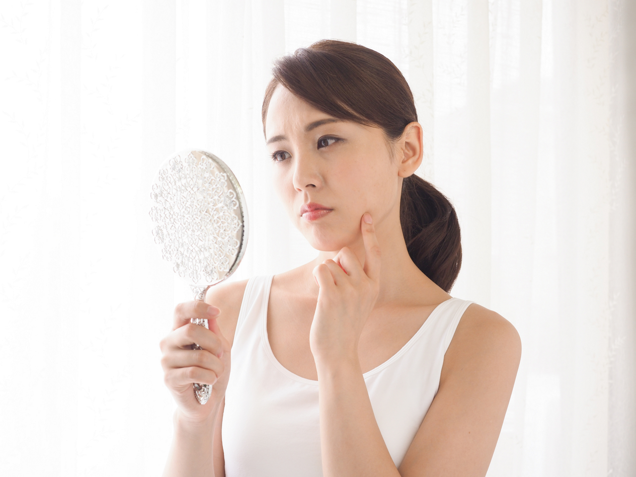 肌や髪の調子を気にする女性のイメージ画像