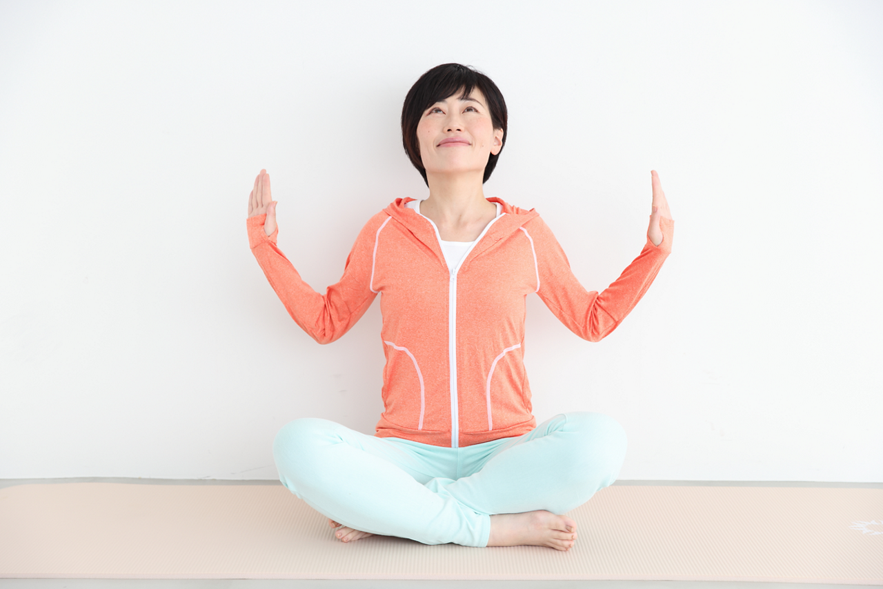 ホットフラッシュ対策＜その1＞自律神経を整える体操。①鼻からゆっくりと息を吸いながら、斜め上を向く。顔を上に向けるのに合わせて、左右に手を広げ、肩甲骨を寄せるようにして胸を開く。