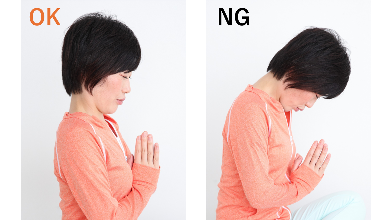 あごを引く時は、顔を下に向けるのではなく、あごを後頭部の方向に近づけるイメージで行う。