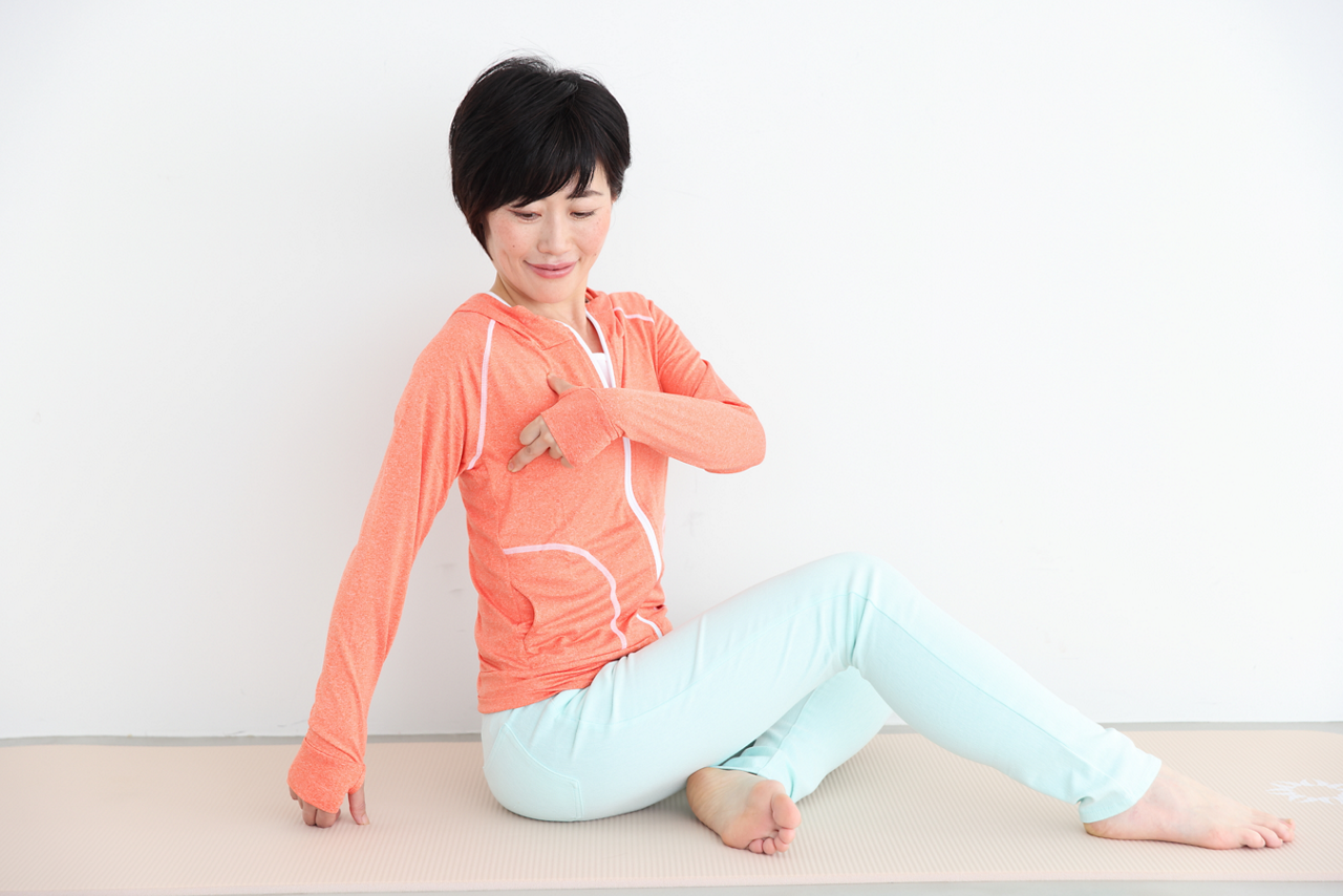 ホットフラッシュ対策＜その2＞顔の汗を止めるツボ押し。①中指を「大包」、親指を「屋翳」に当てる。