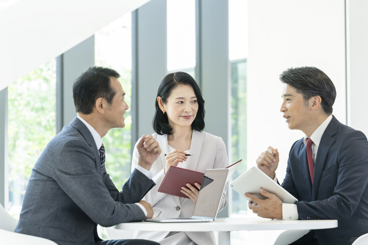 更年期は仕事でのキャリアアップやそれに伴う責任の増加など、家庭や社会において、大きな変化が続きやすいことを表すイメージ画像