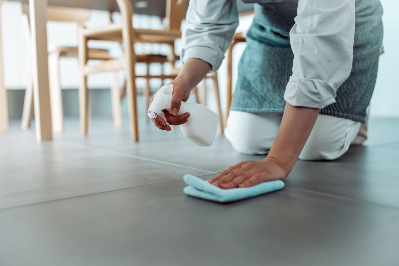 床を拭く人物のイメージ画像