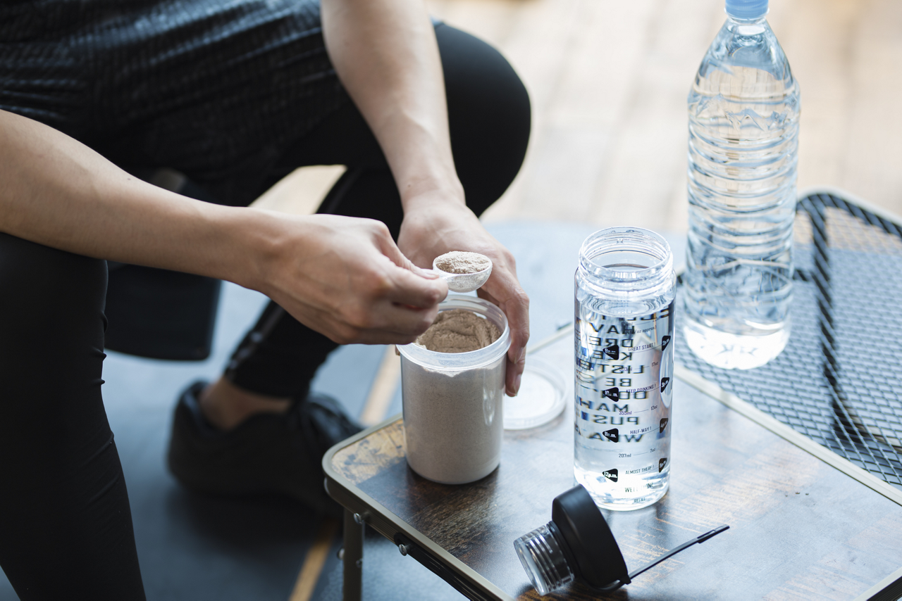 プロテインを摂る男性のイメージ画像。タンパク質も摂り過ぎると脂肪に。