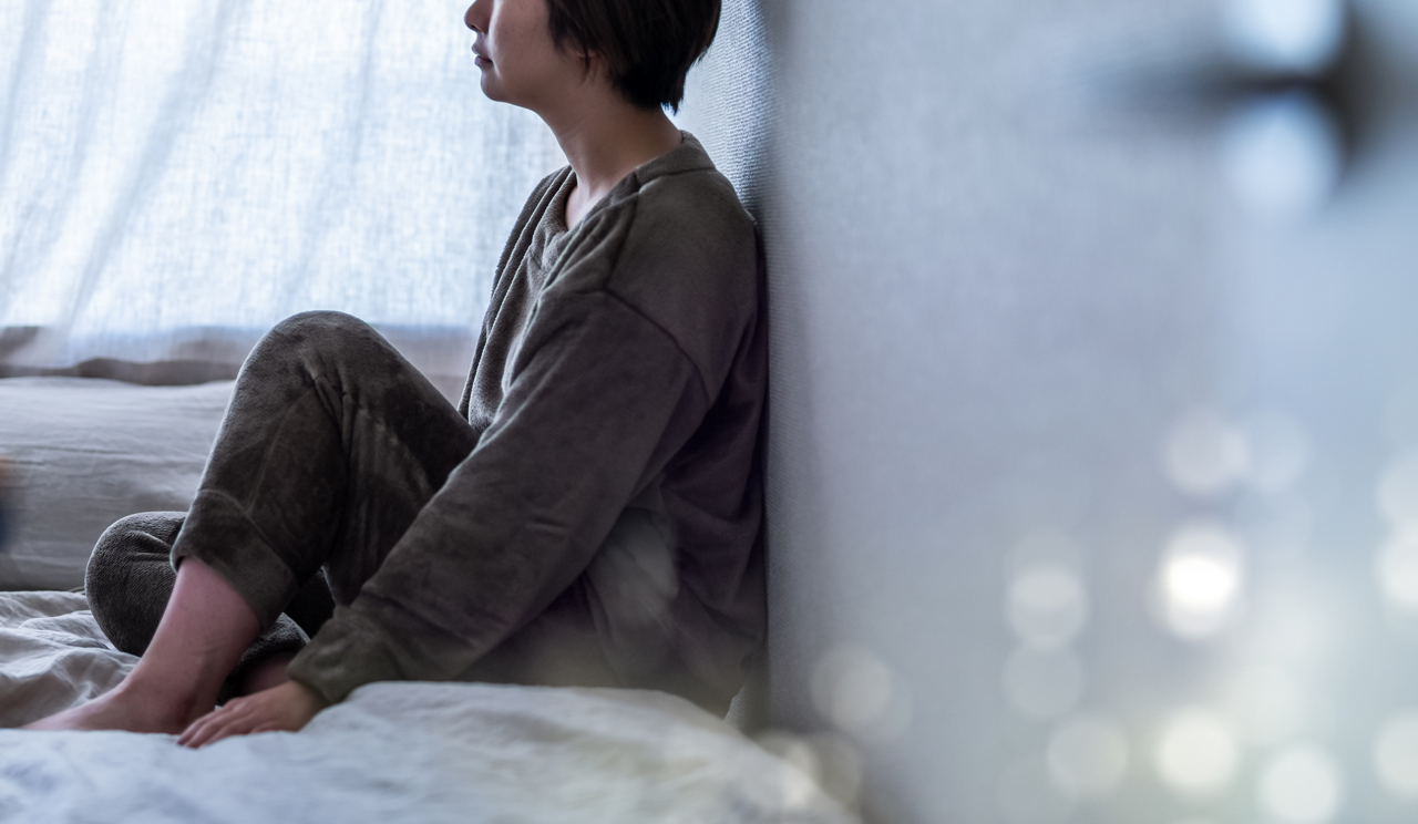 睡眠不足やストレスによって、ホルモンバランスが乱れているイメージ画像