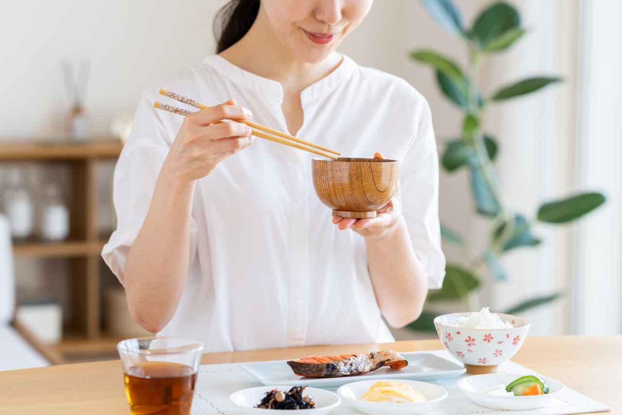 よくかむ、小さい器に盛るなど「脳をだます」テクニックで過食を防ぐイメージ画像