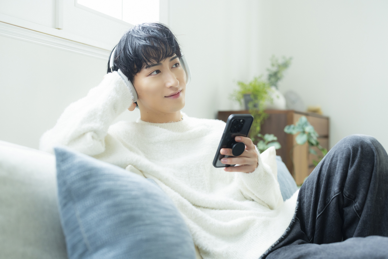 ヘッドホンで音を聞く男性のイメージ図。