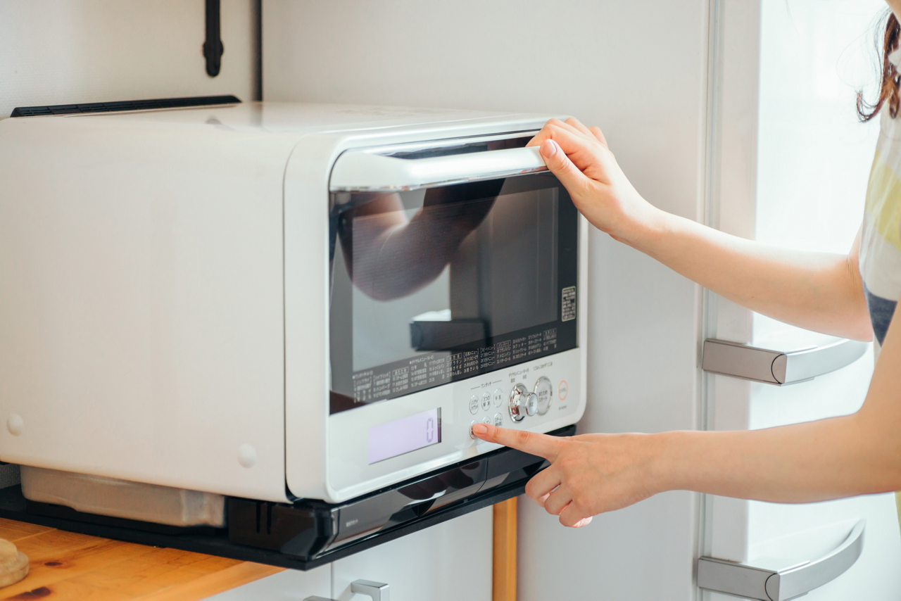 電子レンジのイメージ写真。加齢性難聴では、電子レンジの「ピッ」という音など、まず高音域の聞こえが低下する。