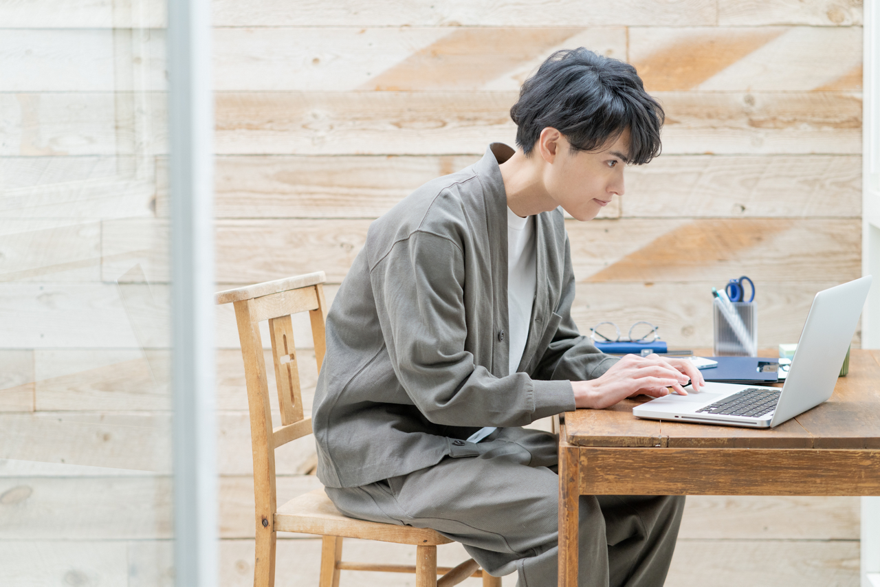 姿勢が悪い男性の画像