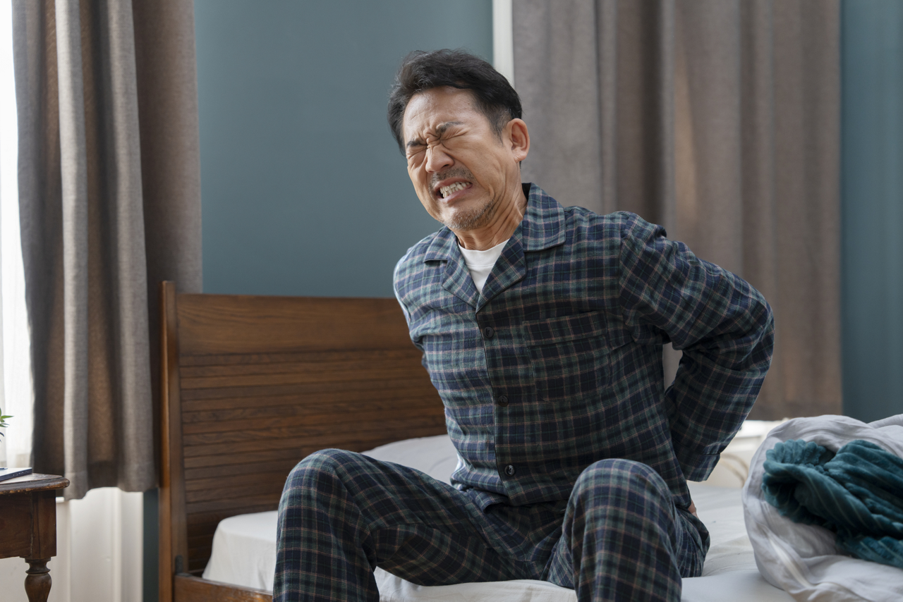 腰痛を感じている男性の画像