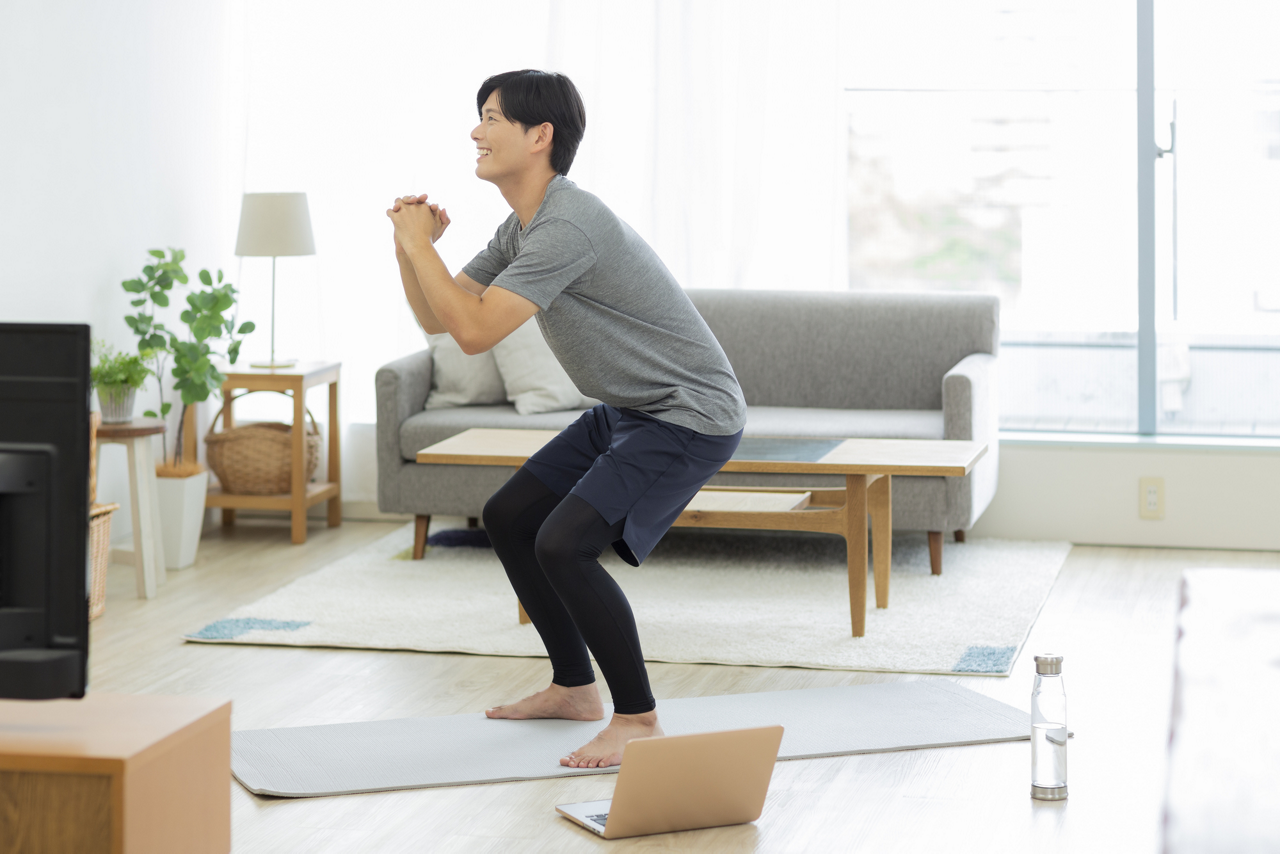 下半身の筋トレをする男性の画像