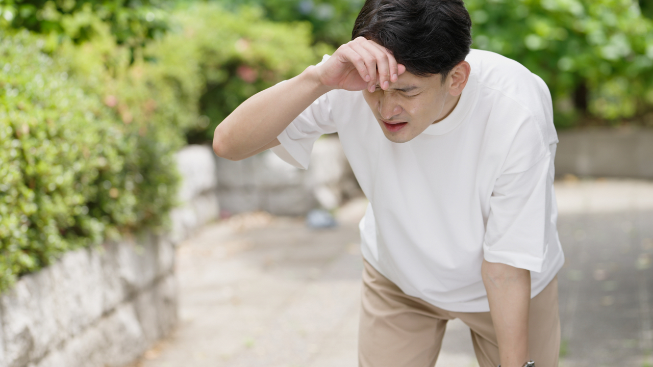 熱中症や夏バテを起こした人のイメージ画像