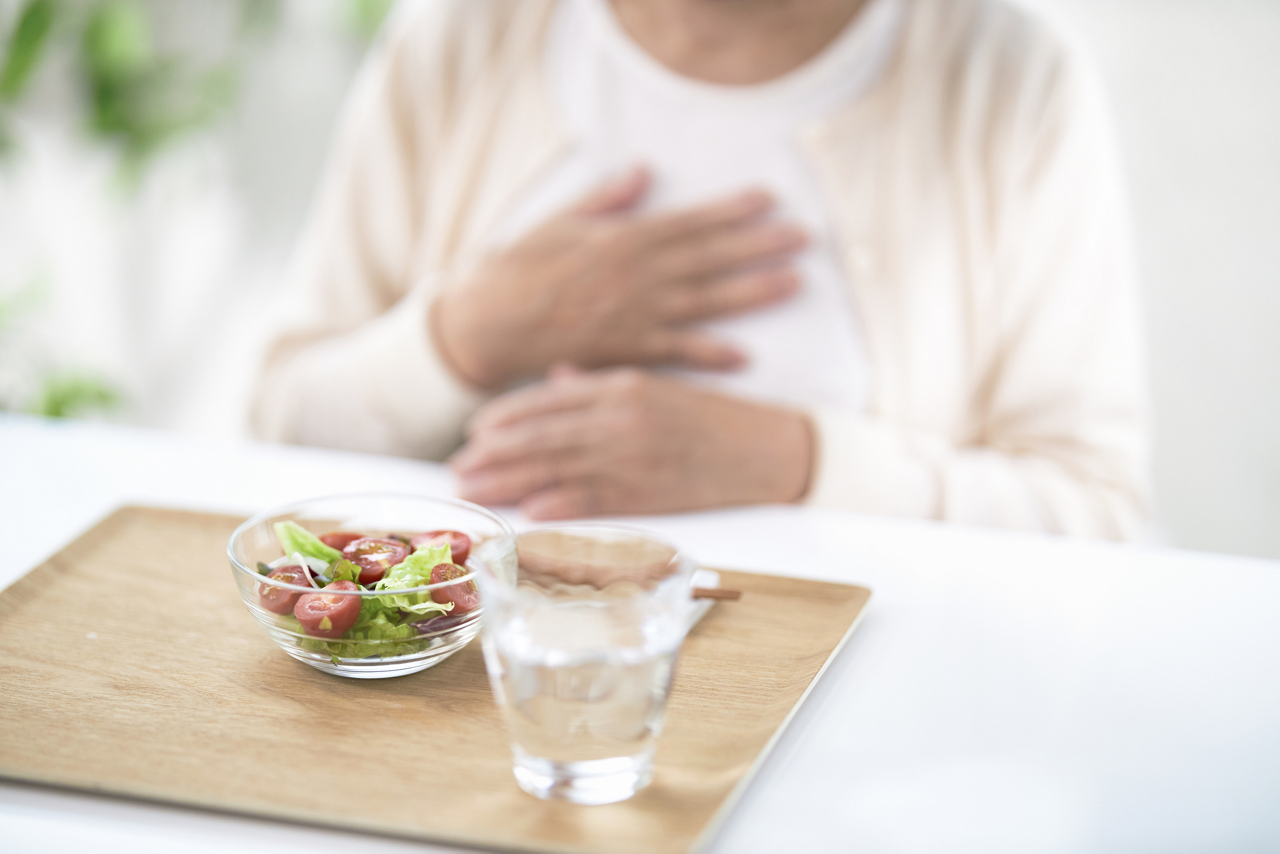 熱中症の初期症状かも？食欲がない、口の中や胃が気持ち悪い人のイメージ画像