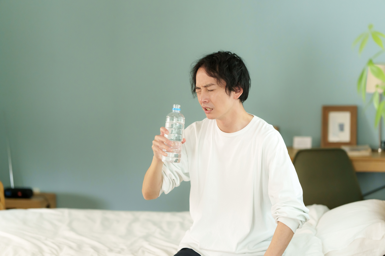 熱中症リスクが高まる、お酒を飲んだ翌日、二日酔いの時のイメージ画像