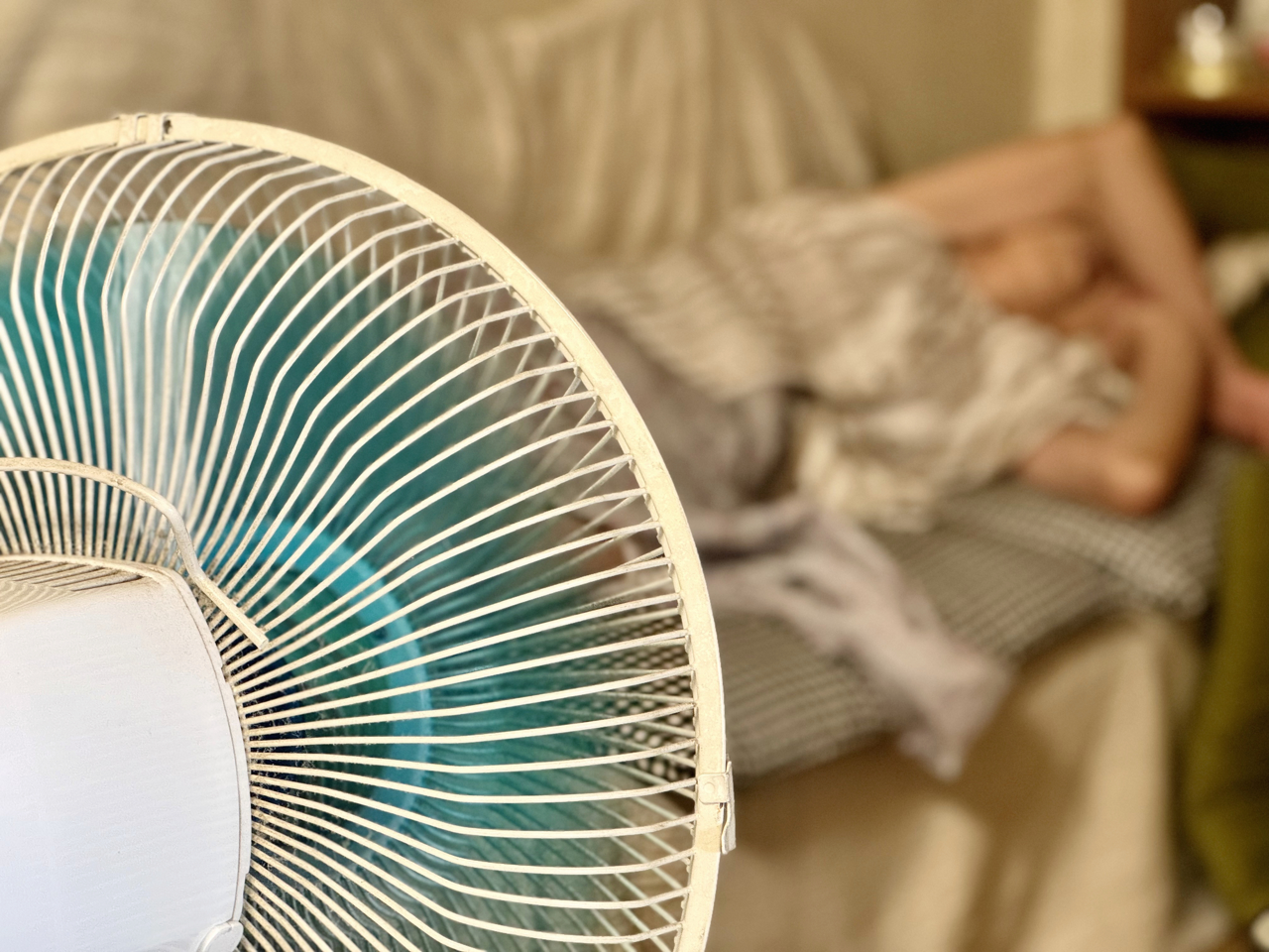 熱中症リスクが高まる、猛暑でもエアコンを使わない人のイメージ画像
