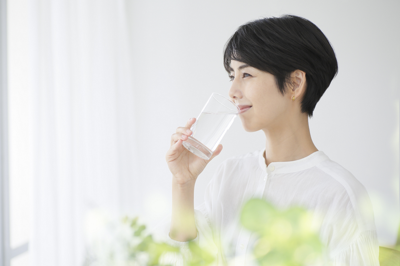 十分に水分を摂る人のイメージ画像