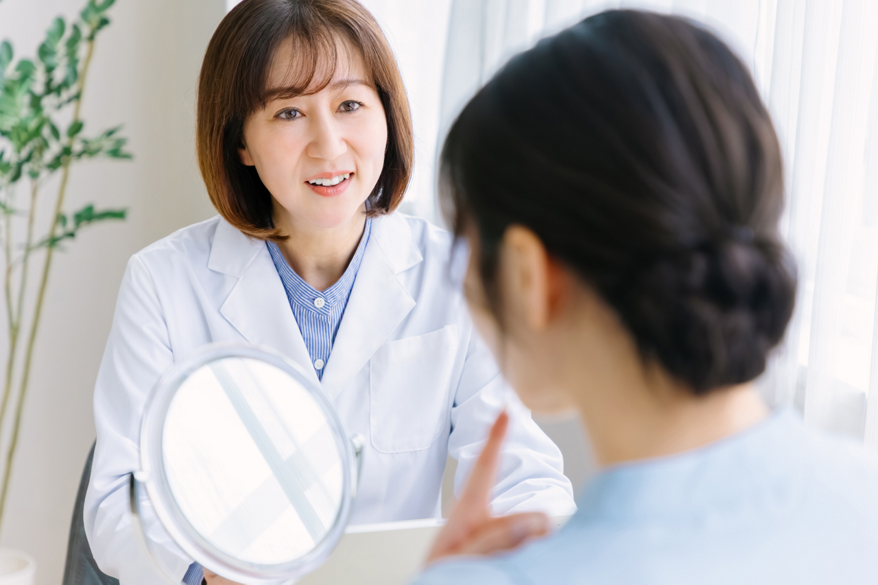 医療機関でシミの種類を正しく診断してもらい、自分に合った治療法を選ぶイメージ画像