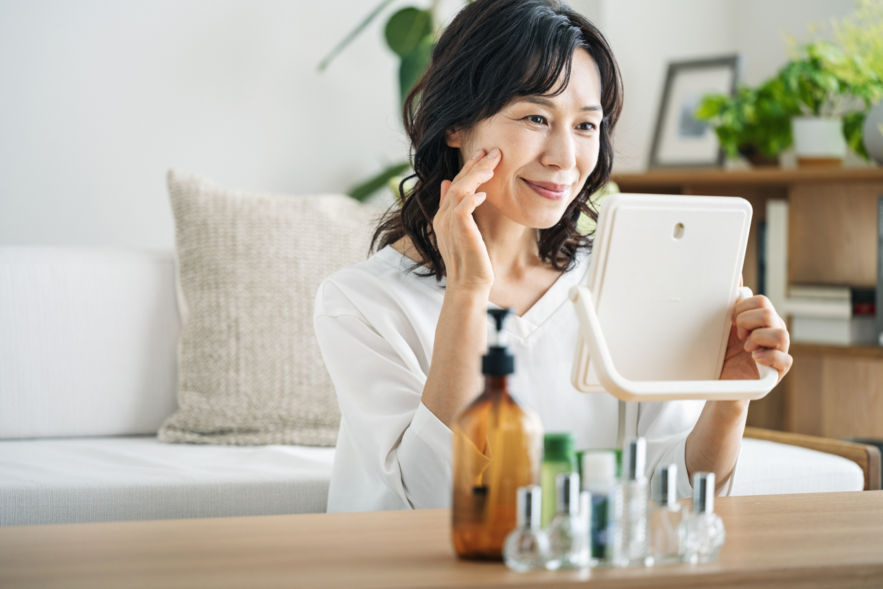 美白化粧品を使う人のイメージ写真