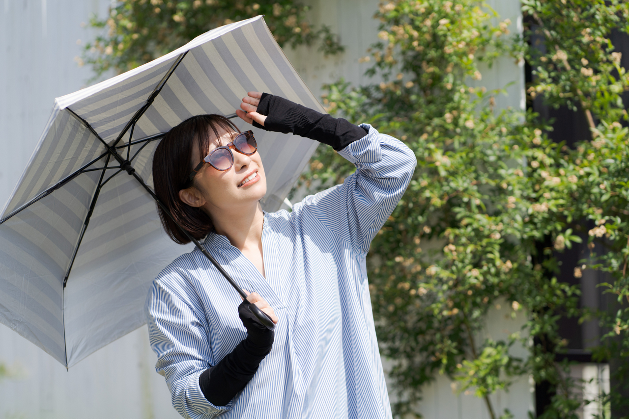 日焼け止めの塗り直しをこまめに行い、他の紫外線対策（日傘を差す、長袖を切る）も組み合わせたイメージ写真