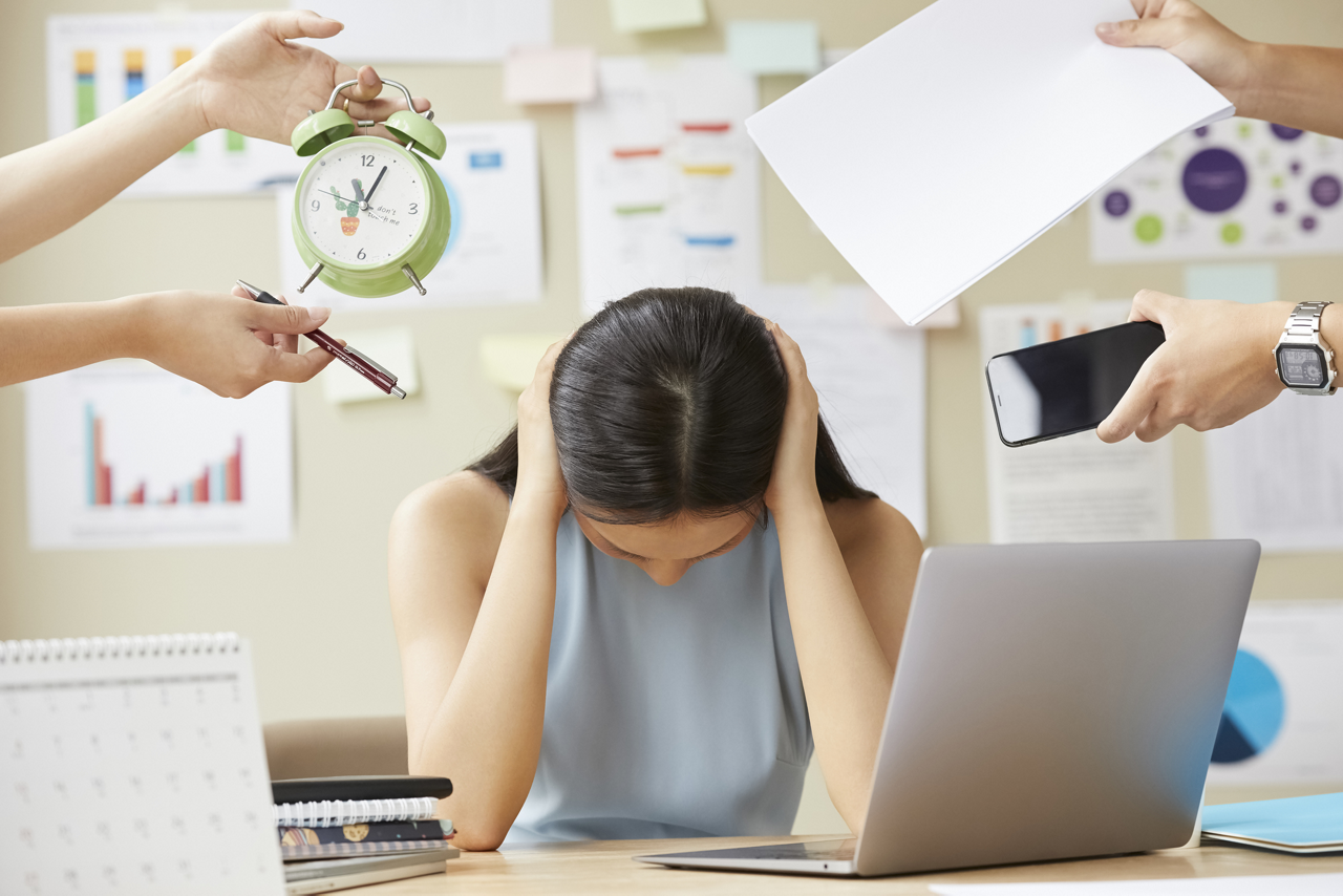 ストレスにさらされる30代女性のイメージ画像