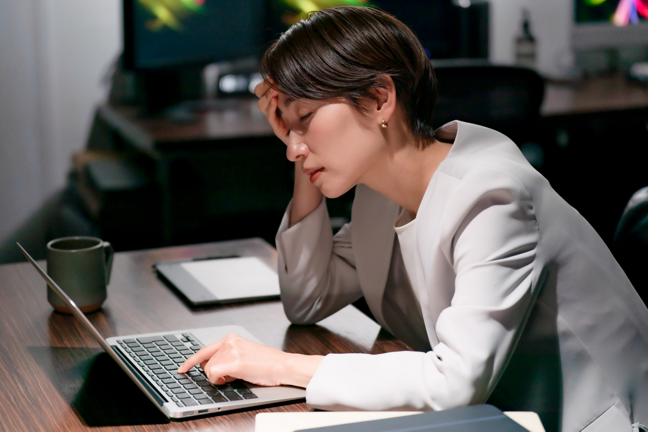 忙しい30代の生活習慣が、肌荒れにも影響するって本当？を表すイメージ画像