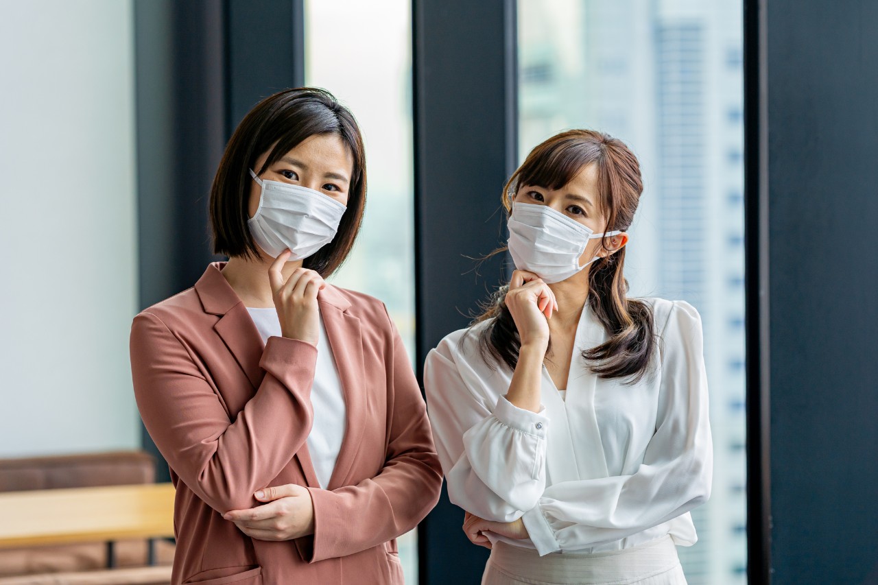 コンタクトはどうしてドライアイを引き起こすのでしょうか?