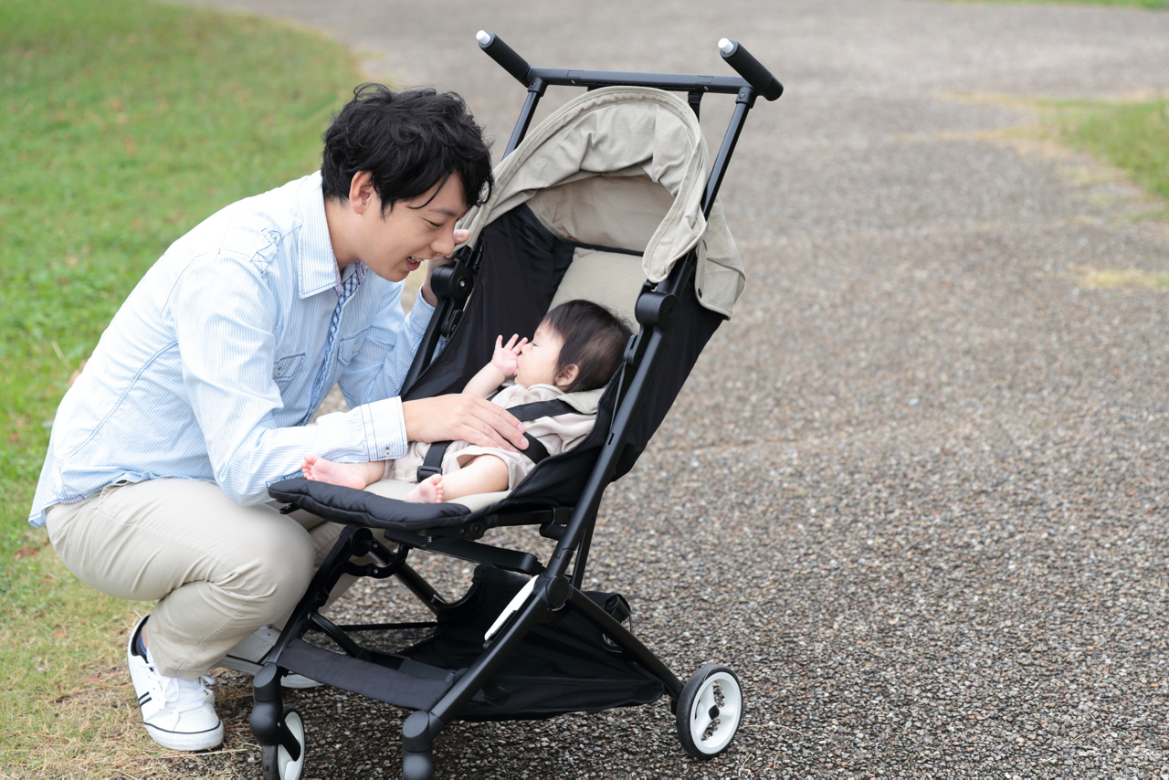 乳幼児があせもを発症した場合は、徹底した暑さ対策を行いましょう。 汗をこまめに拭いてあげましょう。また、身長が低かったり、ベビーカーでの移動が多い乳幼児は、大人よりも高温の環境にさらされています。その点に留意した暑さ対策を行い、こまめに状態を観察することが大切です。