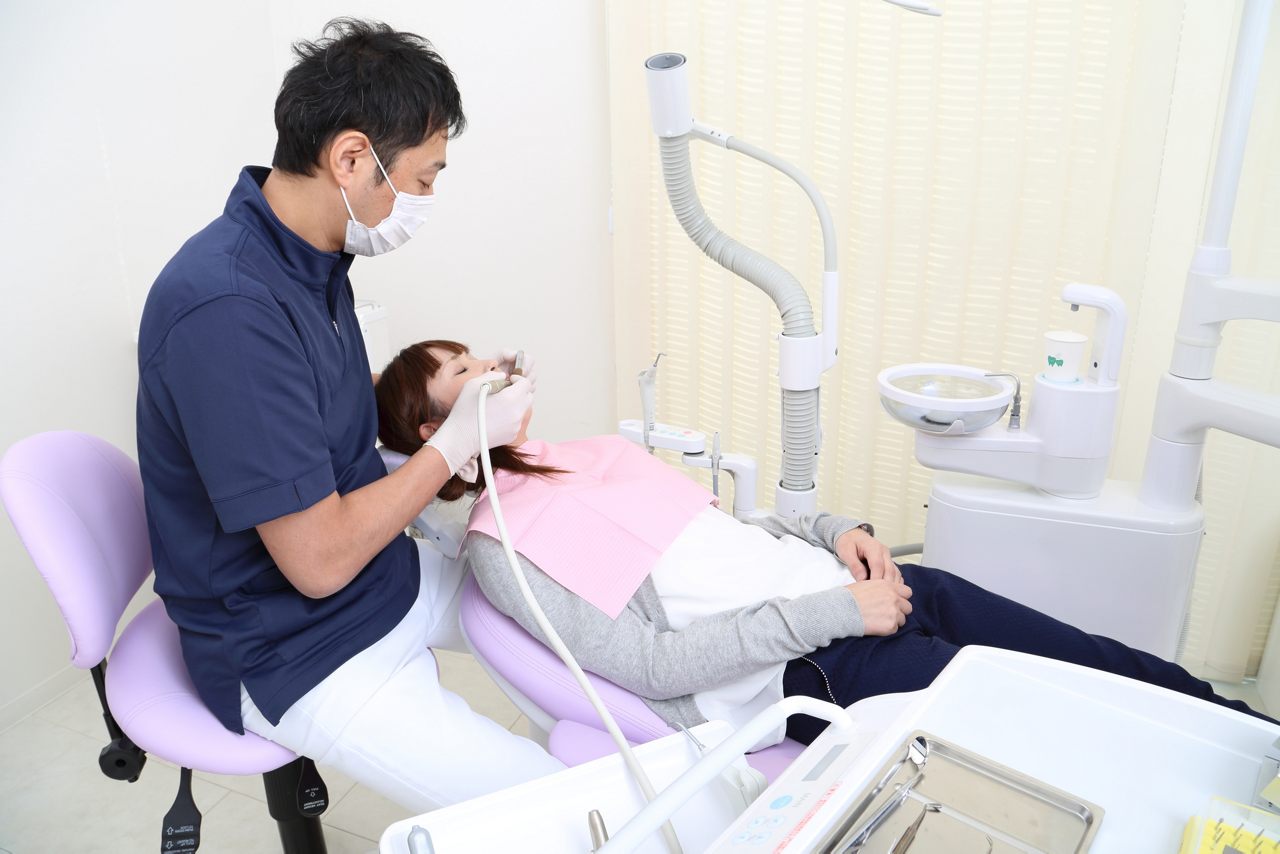 歯のトラブルや口腔環境の悪化は舌の不調の原因にもなるので、定期的に検診を受けてトラブルを未然に防ぐイメージ画像