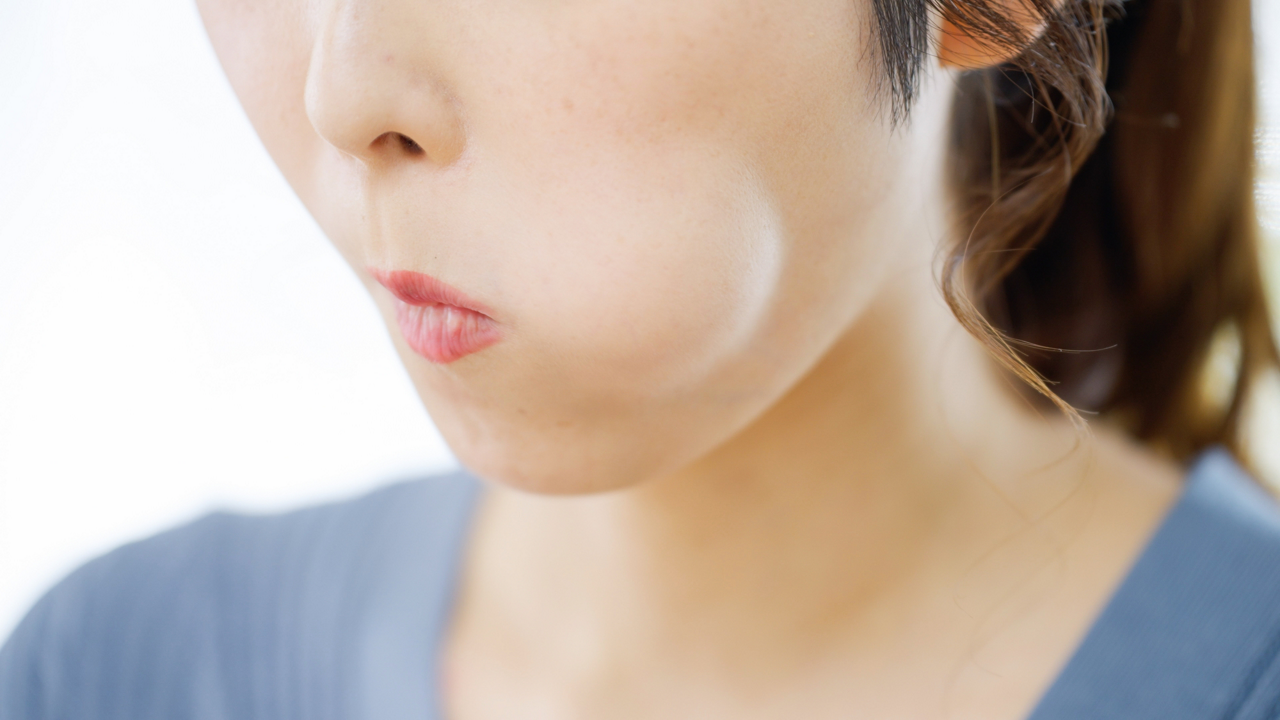 無意識の癖が舌のあれや痛みを招いているイメージ画像