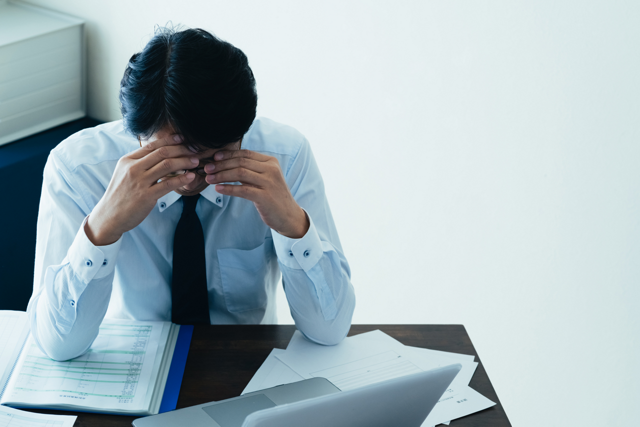 生活の質（QOL）や仕事などのパフォーマンスが低下した人のイメージ画像