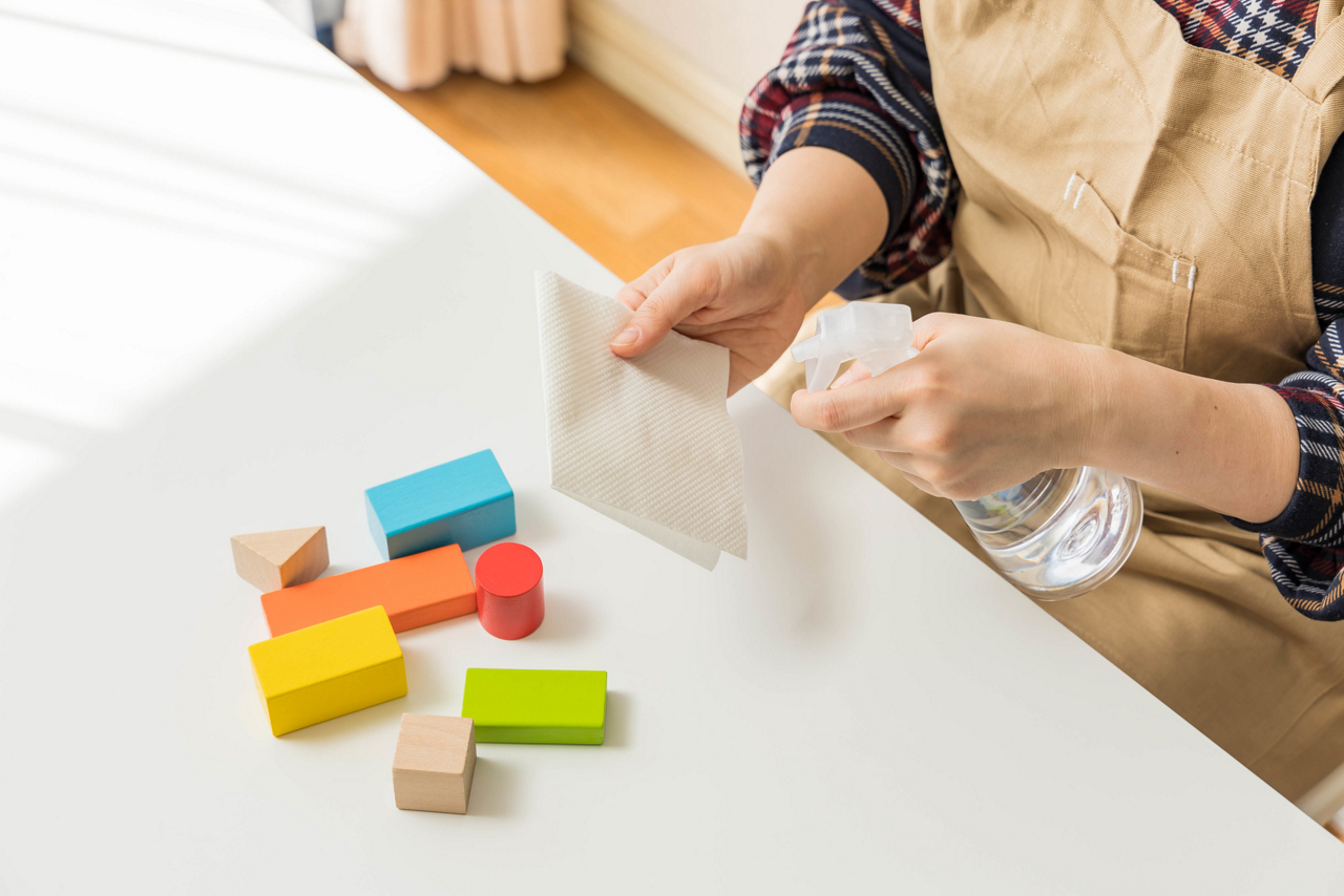 おもちゃをアルコール消毒するイメージ画像