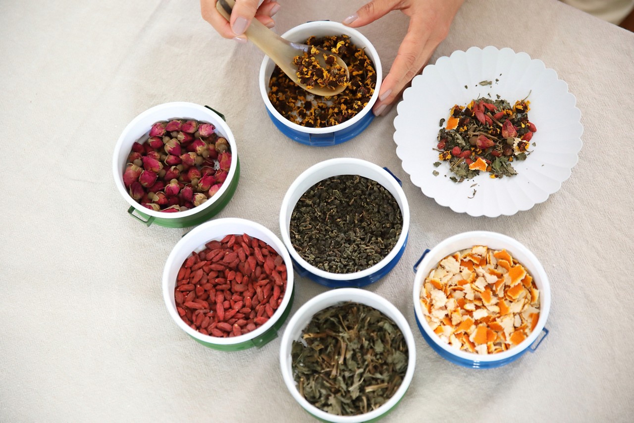 漢茶マイスターは、食薬（漢方や栄養学などに基づき心身を整える食材）を体調や季節に合わせてブレンドし、オリジナルの漢方茶を作ることができます
